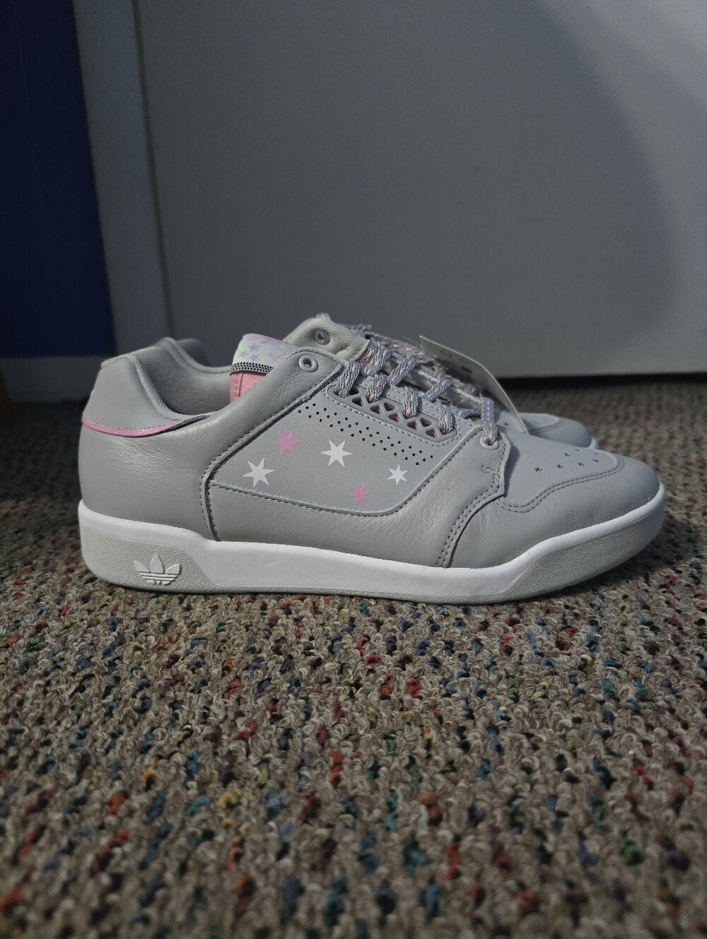 Adidas Women's Size 7.5 Gray Pink  White Stars NWT Athletic Shoes Sneakers